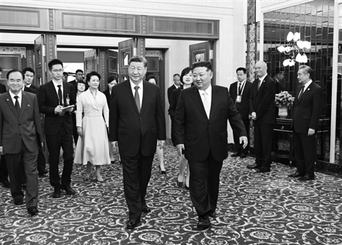 当地时间6月9日,中共中央总书记、国家主席习近平和夫人彭丽媛在平壤锦绣山迎宾馆出席朝鲜劳动党总书记、国务委员长金正恩和夫人李雪主举行的小范围午宴。新华社发